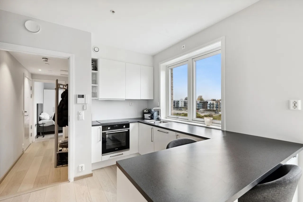 Kjøkken og gang - mye lys. 